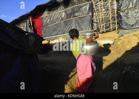 Un bambino rohingya porta acqua potabile a balukhali campo di fortuna in Cox bazar, Bangladesh, il 10 ottobre 2017. Secondo il regno nat Foto Stock