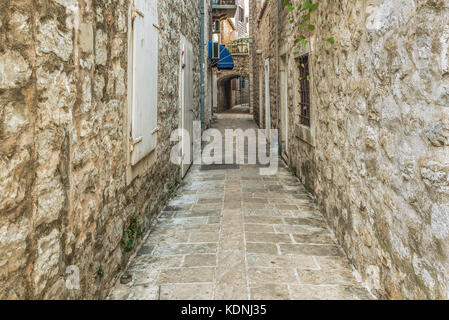 Old town street, Budva Montenegro. La prima menzione di questa città - più di 26 secoli fa. Vediamo case antiche, una strada molto stretta, caffetterie, s Foto Stock