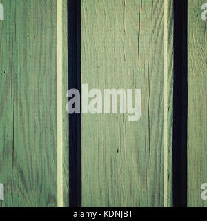 Verde sullo sfondo di legno. Dipinto di texture. Parete colorata. Close up foto. Tonica immagine. Foto Stock