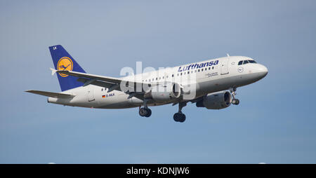 Lufthansa Airbus A319 D-AILK sull approccio finale all aeroporto di Heathrow LHR Foto Stock