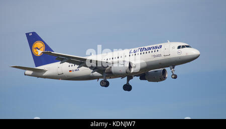 Lufthansa Airbus A319 D-AILK sull approccio finale all aeroporto di Heathrow LHR Foto Stock