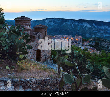 Sunrise vecchio centro medievale stilo famos calabria village vista, Italia meridionale. Foto Stock