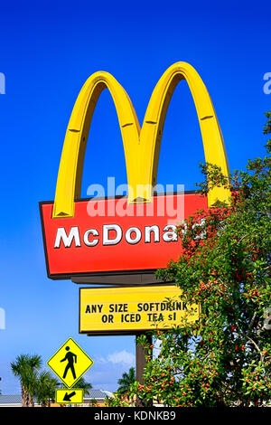 Le famose arcate di Macdonalds dove è possibile acquistare una bevanda analcolica di qualsiasi dimensione o un tè ghiacciato a $1 Foto Stock