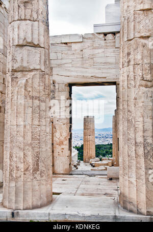 Rimane in marmo di pareti e colonne situato nell'Acropoli di Atene. Foto Stock