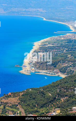 Estate pittoresco mare Tirreno. costa calabrese vista dal monte Sant'elia mount, calabria, Italia) in alto. Foto Stock