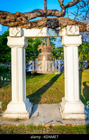 Campana in Wat Mahathat, parco storico che copre le rovine della città vecchia di Sukhothai, Thailandia Foto Stock