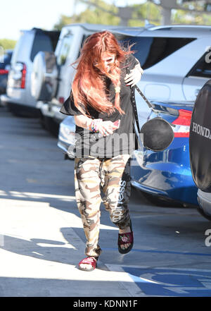 Bella Thorne va al Food Court del Fashion Square Mall di Sherman Oaks con: Bella Thorne dove: Los Angeles, California, Stati Uniti quando: 14 settembre 2017 credito: WENN.com Foto Stock