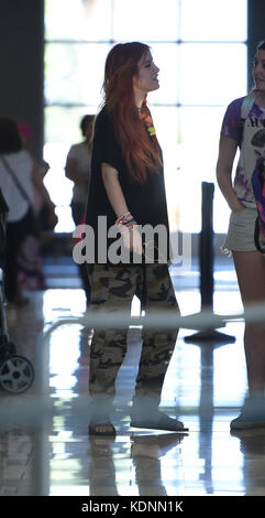 Bella Thorne va al Food Court del Fashion Square Mall di Sherman Oaks con: Bella Thorne dove: Los Angeles, California, Stati Uniti quando: 14 settembre 2017 credito: WENN.com Foto Stock