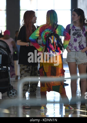 Bella Thorne va al Food Court del Fashion Square Mall di Sherman Oaks con: Bella Thorne dove: Los Angeles, California, Stati Uniti quando: 14 settembre 2017 credito: WENN.com Foto Stock