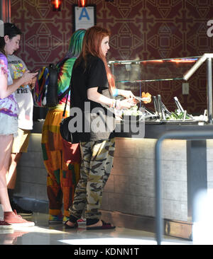 Bella Thorne va al Food Court del Fashion Square Mall di Sherman Oaks con: Bella Thorne dove: Los Angeles, California, Stati Uniti quando: 14 settembre 2017 credito: WENN.com Foto Stock