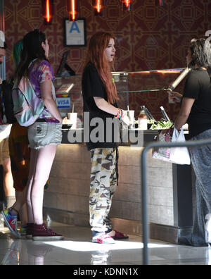 Bella Thorne va al Food Court del Fashion Square Mall di Sherman Oaks con: Bella Thorne dove: Los Angeles, California, Stati Uniti quando: 14 settembre 2017 credito: WENN.com Foto Stock