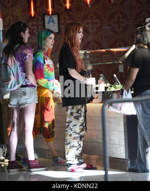 Bella Thorne va al Food Court del Fashion Square Mall di Sherman Oaks con: Bella Thorne dove: Los Angeles, California, Stati Uniti quando: 14 settembre 2017 credito: WENN.com Foto Stock