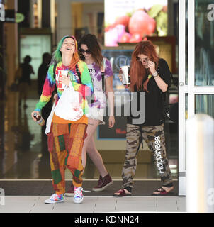 Bella Thorne va al Food Court del Fashion Square Mall di Sherman Oaks con: Bella Thorne dove: Los Angeles, California, Stati Uniti quando: 14 settembre 2017 credito: WENN.com Foto Stock