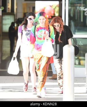 Bella Thorne va al Food Court del Fashion Square Mall di Sherman Oaks con: Bella Thorne dove: Los Angeles, California, Stati Uniti quando: 14 settembre 2017 credito: WENN.com Foto Stock