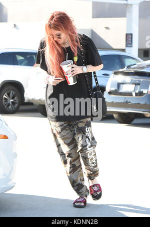 Bella Thorne va al Food Court del Fashion Square Mall di Sherman Oaks con: Bella Thorne dove: Los Angeles, California, Stati Uniti quando: 14 settembre 2017 credito: WENN.com Foto Stock