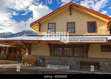 Patrimonio di banff stazione ferroviaria e rocky mountaineer pacific linea treno fermata a Banff National Park montagne rocciose Alberta Canada Foto Stock