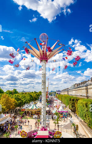 Le sedie di oscillazione entro la Fete des Tuileries a Parigi Foto Stock