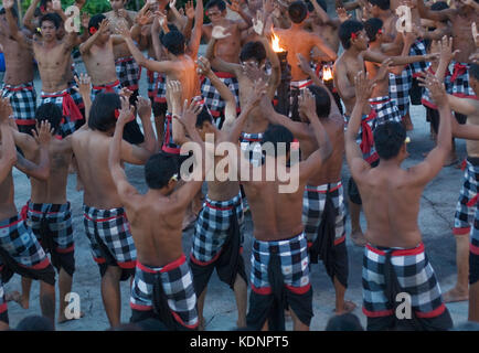 Kecak fire performance di danza da indù Ramayana epic. Noto anche come il canto di scimmia, Uluwatu Temple, Bali, Indonesia Foto Stock