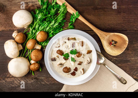 Piastra della zuppa di funghi champignon con, cremini, e prezzemolo Foto Stock