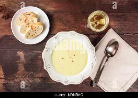 Foto aerea del francese vichyssoise minestra con copyspace Foto Stock