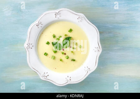 Foto aerea del francese vichyssoise minestra con copyspace Foto Stock
