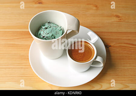 Tazza di menta al cioccolato gelato e uno shot di caffè espresso per gustosi affogato servita su un tavolo di legno Foto Stock