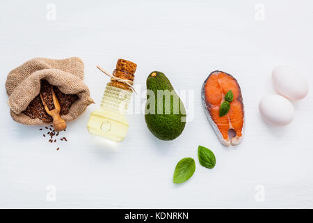 Selezione di fonti alimentari di omega 3 e grassi insaturi. super alimenti ad alto della vitamina E e fibre dietetiche per il cibo sano. semi di lino canapa nel sacco bag,olive Foto Stock