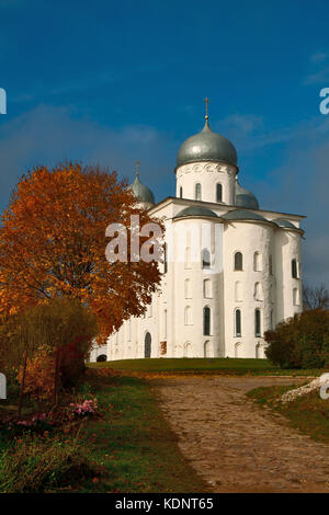 Vecchia chiesa russo-ortodossa cattedrale del XII secolo, il St George cattedrale del monastero yuriev (Russia, Velikiy Novgorod) Foto Stock