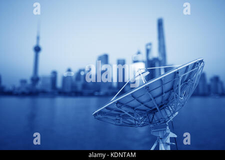 In città la notte di grandi dimensioni in background antenna satellitare Foto Stock