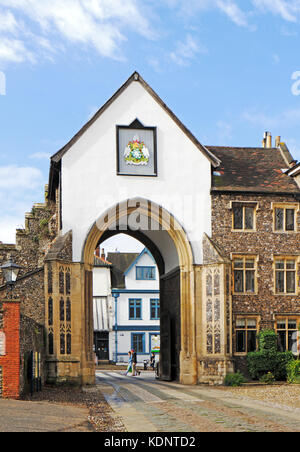 Una vista della facciata interna dell'Erpingham Gate all'ingresso della Cattedrale di Norwich, Norfolk, Inghilterra, Regno Unito. Foto Stock