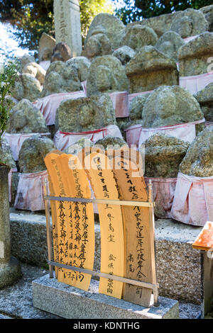 Kyoto, Giappone 30 agosto 2017: personal preghiere per i defunti a sinistra al cimitero higashiyama Foto Stock
