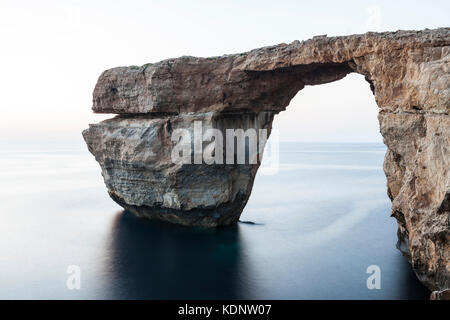 La famosa finestra azzurra di Gozo è un sito del patrimonio mondiale in pericolo di crollo immediato. infatti un grande blocco di roccia sul lato sinistro è caduto thi Foto Stock