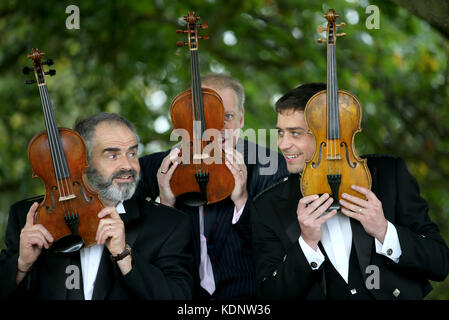 (Da sinistra a destra) violino-maker steve burnett tenendo la Sassoon Siegfried violino, storico neil mclennan, tenendo il Robert Graves violino e fiddle player thoren ferguson tenendo la wilfred owen violino, a baberton golf club di Edimburgo. i tre violini, realizzati in commemorazione della guerra poeti che si sono incontrati presso il golf club nel 1917, devono essere riprodotti per la prima volta insieme. Foto Stock