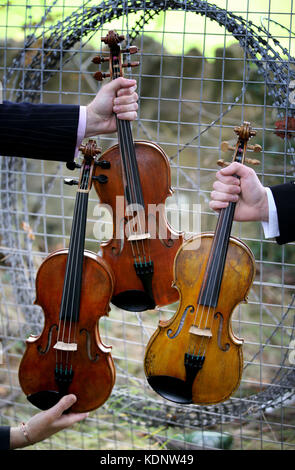 (Da sinistra a destra) violino-maker steve burnett tenendo la Sassoon Siegfried violino, storico neil mclennan, tenendo il Robert Graves violino e fiddle player thoren ferguson tenendo la wilfred owen violino, a baberton golf club di Edimburgo. i tre violini, realizzati in commemorazione della guerra poeti che si sono incontrati presso il golf club nel 1917, devono essere riprodotti per la prima volta insieme. Foto Stock