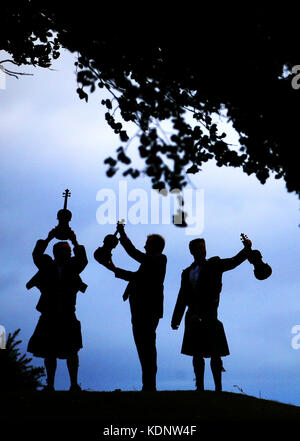 (Da sinistra a destra) violino-maker steve burnett tenendo la Sassoon Siegfried violino, storico neil mclennan, tenendo il Robert Graves violino e fiddle player thoren ferguson tenendo la wilfred owen violino, a baberton golf club di Edimburgo. i tre violini, realizzati in commemorazione della guerra poeti che si sono incontrati presso il golf club nel 1917, devono essere riprodotti per la prima volta insieme. Foto Stock