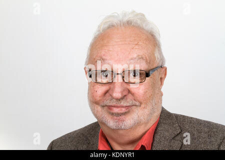Capelli bianchi senior Uomo con occhiali sorridendo felice - su sfondo lucido Foto Stock
