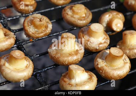 Bianco comune champignon funghi cotti su char grill, vicino ad alto angolo di visione Foto Stock