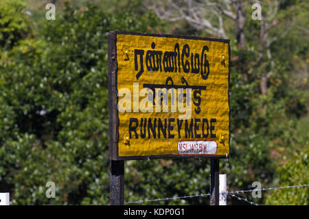 Nilgiri. railroad segno runneymede scritto in lingua tamil lingua ufficiale di tamilnadu , hindi e inglese su una piattaforma della stazione ferroviaria Foto Stock