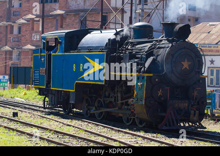 Ooty, Tamil Nadu, India, 20 marzo 2015 : nilgiri ferrovia di montagna. Treno Blu. patrimonio UNESCO. a scartamento ridotto Foto Stock