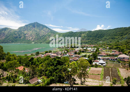 Vista su Montagna Di abang, Monte Agung nel retro rotondo e Lago Batur Bali, Indonesia Foto Stock