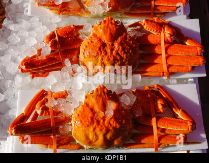 Granchi con ghiaccio per la vendita al mercato asaichi. hakodate asaichi (Mattina mercato) vanta circa 250 negozi che offrono take-home negozio di souvenir. Foto Stock