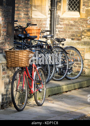 Studente Biciclette a Cambridge - Studente biciclette parcheggiate fuori l'ingresso al Queens College di Cambridge University. Foto Stock