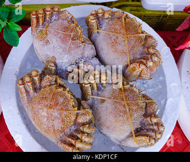 Re granchi con ghiaccio per la vendita al mercato asaichi. hakodate asaichi (Mattina mercato) vanta circa 250 negozi che offrono take-home negozio di souvenir. Foto Stock