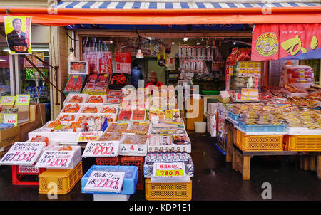 Hakodate, Giappone - Ott 1, 2017. I negozi di pesce al mercato asaichi. Mattina mercato del pesce è un'attrazione da visitare per chi visita la città di Hakodate Foto Stock