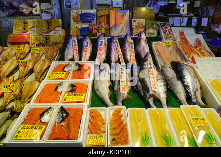 Hakodate, Giappone - Ott 1, 2017. Il pesce salato a hakodate asaichi mercato. Il mercato è un'attrazione da visitare per chi visita la città di Hakodate, h Foto Stock