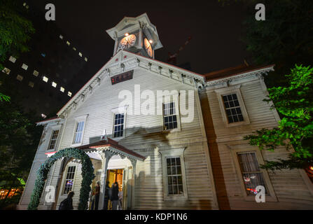 Sapporo, Giappone - Ott 1, 2017. antica chiesa di notte a Sapporo, Giappone. Sapporo è la quinta città più grande del Giappone per popolazione e la più grande cit Foto Stock