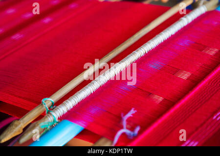 Dettaglio del tradizionale telaio sventolando in Chiang Mai Thailandia Foto Stock