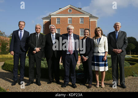 (Da sinistra a destra) il vice ministro degli Affari esteri ceco Ivo Sramek, il segretario di Stato sloveno alla Farnesina Andrej Logar, il ministro degli Affari esteri polacco Witold Waszczykowski, il ministro degli Affari esteri Boris Johnson, il vice primo ministro croato e il ministro degli Affari esteri Marija Pejcinovic Buric, Il ministro degli Affari esteri bulgaro Ekaterina Zakharieva e il ministro degli Affari esteri rumeno Teodor Melescanu, nei motivi in cui Johnson organizza un pranzo con i ministri degli Affari esteri europei presso la sua residenza ufficiale, la Chevenoaks House, a Sevenoaks, Kent. Foto Stock