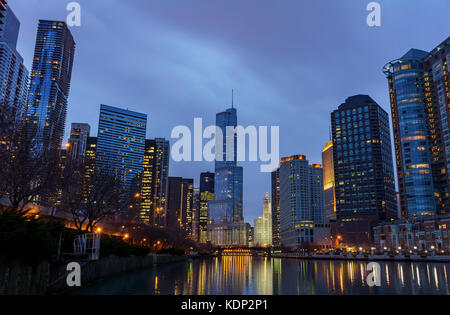 Vista notturna di Trump International Hotel & Tower e sullo skyline di Chicago con la vista sul fiume all'Illinois, Stati Uniti Foto Stock