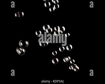 Bolle di zuppa isolati su sfondo nero Foto Stock